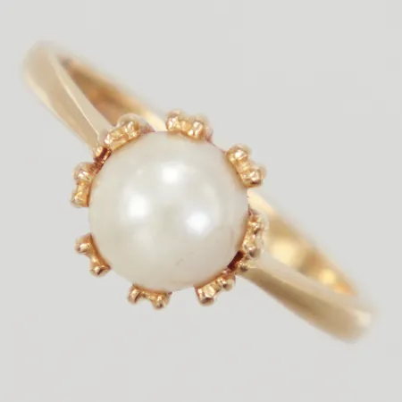 Ring med odlad pärla, stl 16½, bredd 2-8,2mm, skadad pärlemo, 18K,  Vikt: 3,3 g