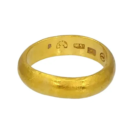 Ring, 23K guld - 965/1000, defekt, gravyr Vikt: 7,5 g