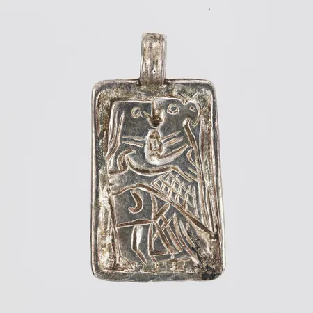 Hänge, figurscen i relief, ca 30x16mm, enligt ingraverad text Helgöfynd kärleksmotiv 600-talet, 1962, Köping, otydlig tillverkarstämpel, silver.  Vikt: 3,6 g