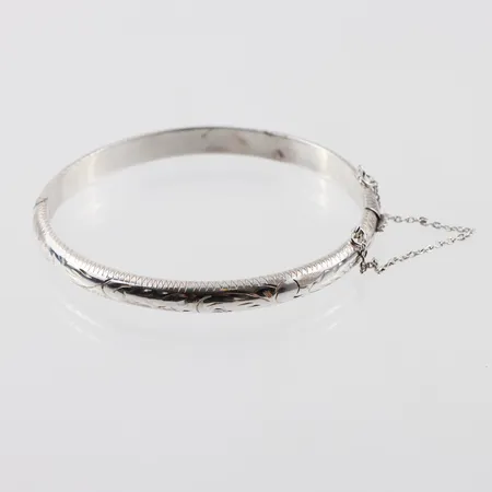 Armring mönstrad, öppningsbar med säkerhetskedja, Ø ca 5,5cm, nästan runf, bredd 6,1mm, silver  Vikt: 9,3 g
