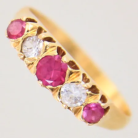 Ring med vita och röda stenar, stl: 17¾, bredd: 1,8-4,5mm, skev, 18K Vikt: 2,6 g