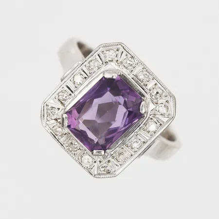 Ring med Ametist ca. 1,78ct samt diamanter 18 x ca. 0,01ct, stl: 15¾, bredd: 14mm, Rosengren & Eriksson Guldsmedja, Stockholm 1966, 18K vitguld.  Vikt: 4,5 g