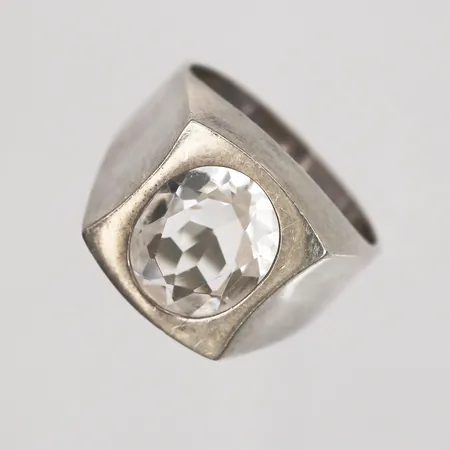 Ring med vit sten, stl 17½, 925/1000 silver Vikt: 4,5 g