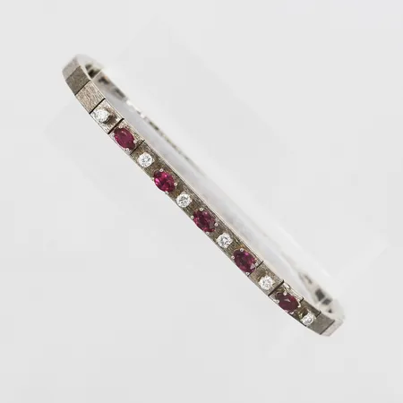 Armband med rubiner och diamanter 0,29ct W(H)/VS enligt gravyr, längd: 18,5cm, bredd: 4mm, svensk importstämpel, 18K vitguld. Vikt: 15,8 g