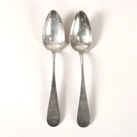 Två matskedar, Fredrik Fabricius, Köpenhamn, Danmark, omkring år 1800, längd 21cm, åldersbetingat slitage, silver.  Vikt: 109,7 g