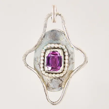 Hänge med syntetisk korund, 48x31mm, bucklig, sten med slitage samt nagg, silver 925/1000 Vikt: 10,5 g