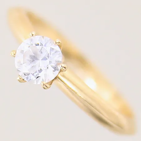 Ring med vit sten, stl 16, bredd 2,2-6,1mm, 14K Vikt: 2,6 g