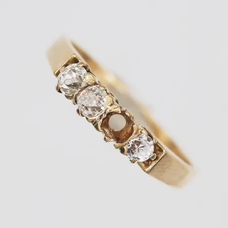 Ring med antikslipade diamanter totalt ca 0,15ct, 1 diamant saknas, stl 16½, 14K Vikt: 2,3 g