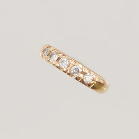 Ring med diamanter 5xca 0,07ct, graverad, Ø16¼, bredd:3,8mm, 18K 4,1g.