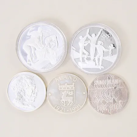 Mynt, fem stycken, olika valörer samt modeller, etuier med slitage, silver 925/1000 Vikt: 140,2 g