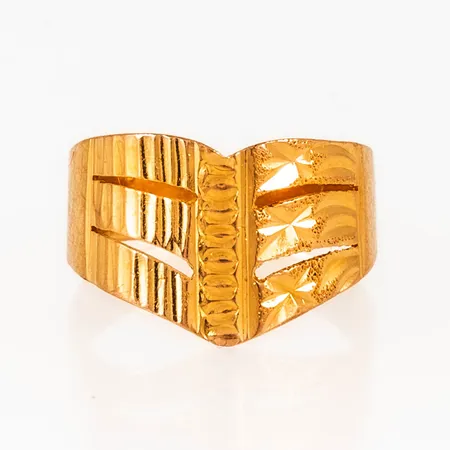 Ring i 22K guld med mönsterdekor. Den är i storlek 16½, är 3,6 - 11,4 mm bred och väger 2,0g. Ojämn skena.