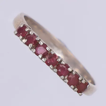 Ring, syntetiska rubiner, stl 18, 925/1000 silver Vikt: 2,2 g