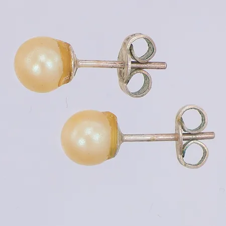 Ett par örhängen, plastpärla, 6mm, 830/1000 silver Vikt: 0,8 g