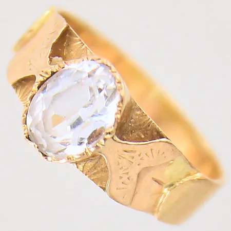 Ring med dekor samt vit sten, stl: 15, bredd: 3,5mm, gravyr, 18K Vikt: 1,9 g