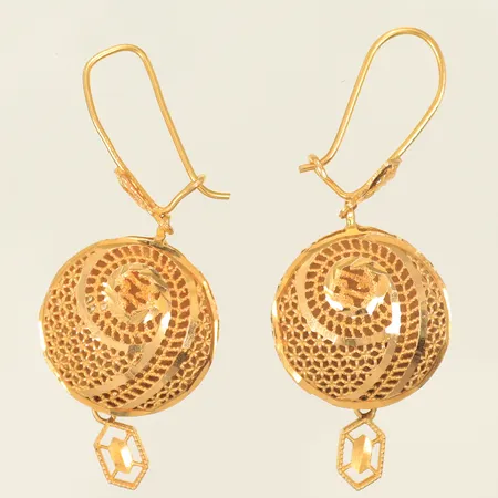 Ett par örhängen 37mm exkl öglor, bredd 19mm, ojämna öglor, 21K Vikt: 5,7 g