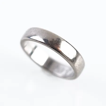 Ring, vitguld, stl 15½(49), bredd 4mm, 18k, gravyr Vikt: 4,3 g
