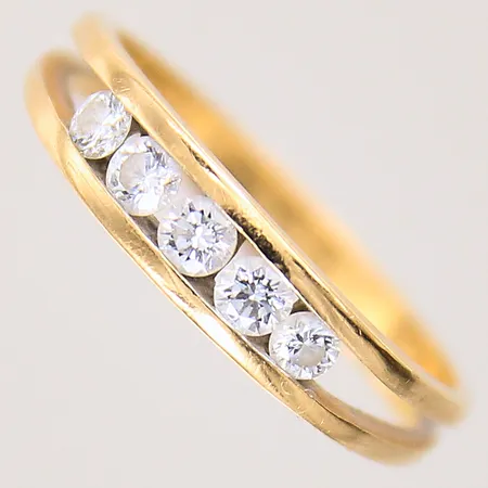 Ring med diamanter 5 x ca 0,05-0,07ct, stl 17¼, bredd 3-5mm, ostämplad, 18K  Vikt: 3 g
