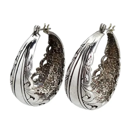 Örhängen, mönstrade Creoler, ett par större modell, silver 925/1000, sterling, oidentifierad tillverkare, längd 30 mm, bredd 28 mm, tjocklek 14,5 mm och mindre, fint skick  Vikt: 14,9 g