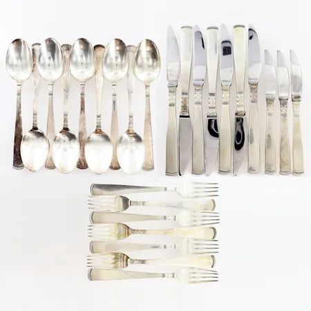 Besticksset Rosenholm, 7 bordsgafflar 17,5cm, , 9 bordsskedar 18,5cm, vikt: 627,5gram 3 frukt/förrättsknivar 16,5cm, stålblad, 7 bordsknivar 20cm bruttovikt knivar: 596,5gram, silver 830/1000, total bruttovikt:  Vikt: 1224 g