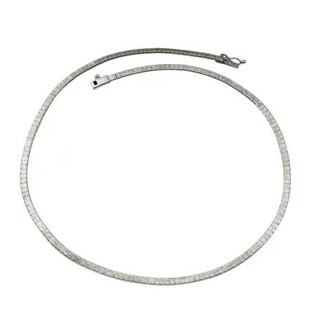 Collier, silver 925/1000, matterad modell, längd knäppt 42,5 cm, bredd 3 mm Vikt: 16 g