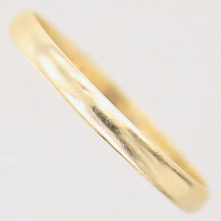 Ring, slät, stl 18¼, bredd: 1,8mm, gravyr, skev, 14K  Vikt: 1,4 g
