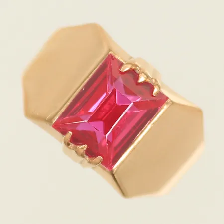 Ring med röd sten, stl 20 bredd 5-13mm, 14K 5,2g totalt.