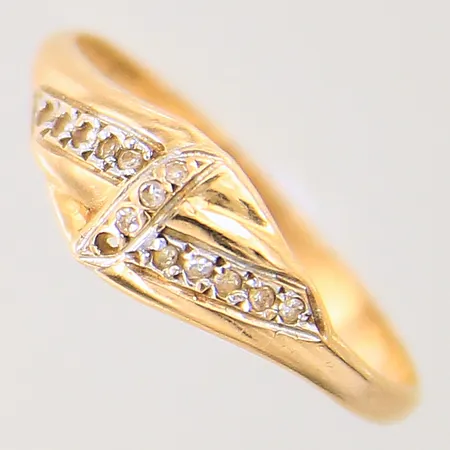 Ring med diamanter 13 x ca 0,005ct, stl: 16¾, bredd: 1,9-6,1mm, en diamant saknas, 18K  Vikt: 1,1 g