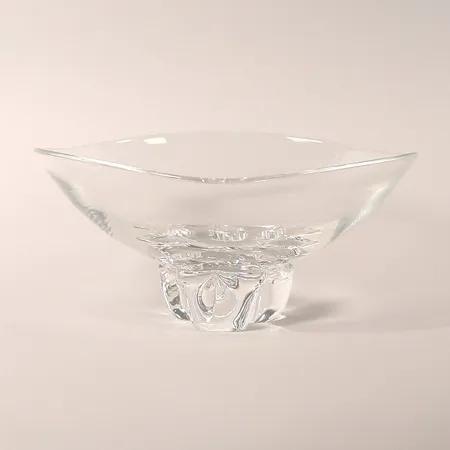 Skål på fot, klarglas, asymmetrisk form, Steuben Glass, Ø24,5-25cm, höjd 11,5cm, bruksslitage, kartong med slitage/fläckar. Skickas med paket.