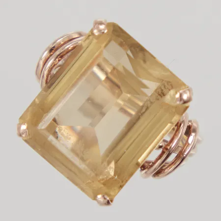 Ring med gul sten, stl 16¼, bredd 2,8-16,3mm, sten något lös i fattning, Egyptiska stämplar, 12K,  Vikt: 6,7 g