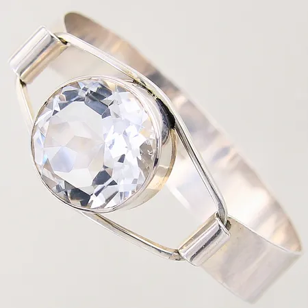 Armring med bergkristall, Ø6,5cm, bredd 16-26mm, Thuresson Guld Och Silver, Falkenberg år 2002, öppningsbar, något skev skena, sten med repor samt nagg, silver 925/1000 Vikt: 35,8 g