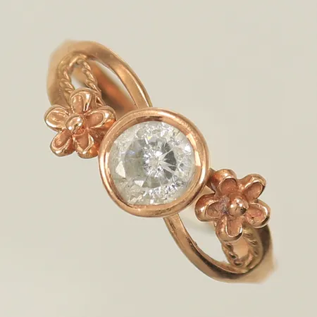 Ring med vit sten och blommor, stl 17½ bredd 7mm, 14K 2g totalt.