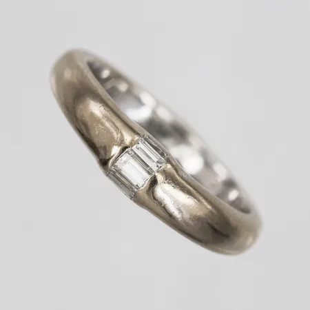 Ring med baguetteslipade diamanter 3 x ca. 0,08ct, stl: 17½, bredd: 5mm, Stephen Foster Jewellery, London 1996, gravyr, 18K vitguld. Vikt: 5,6 g