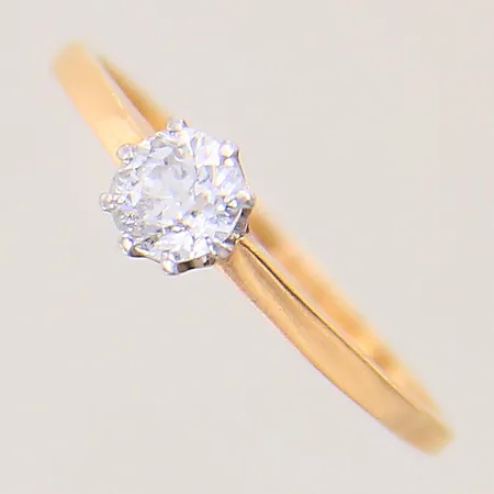 Ring med diamant ca 0,38ct, äldre slipning, kvalitet ca W(H)/P, stl 17½, bredd 1-5mm, fattning i vitguld, diamant med nagg vid rondist, 18K  Vikt: 1,6 g