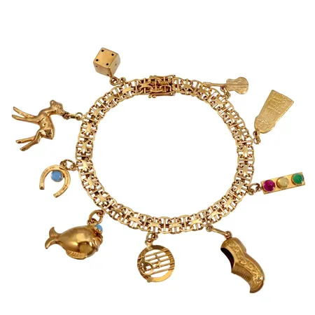 Armband X-länk med 9 berlocker, 18K guld, svensk kontrollstämpel, längd knäppt 18,5 cm, bredd 6 mm, berlocker med varierande storlek, några berlocker med defekter och bucklor Vikt: 25 g