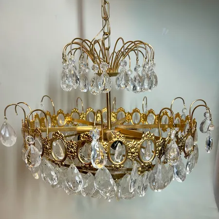 Kristallkrona, 1900-tal, mässing, Ø38cm, lampdelen ca 40cm, med sladd 80cm, en prisma saknas, elkontakt saknas Skickas med postpaket.