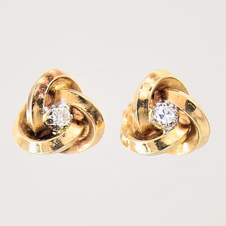 Ett par örhängen med diamanter 2 x ca 0,03ct, Ø8,7mm, en snurrebuss saknas, ostämplade, 18K Vikt: 2,8 g