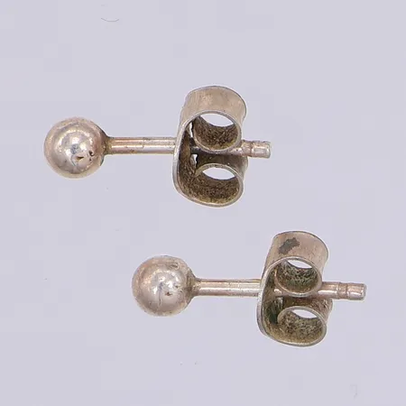 Ett par örhängen, 3mm, 830/1000 silver Vikt: 0,5 g