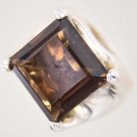 Ring med rökkvarts, stl 17¼, bredd 5-16mm, något skev skena, silver 950/1000 Vikt: 14,4 g
