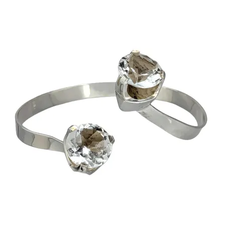Armring, silver 925/1000, Bergkristall, MATTI HYVÄRINEN FINLAND ÅBO 1974, inre mått ca. 19 cm, skena bredd ca. 65 mm, Bergkristaller Ø15 mm (båda i mycket fint skick, helt utan slitage), fint skick  Vikt: 30,8 g