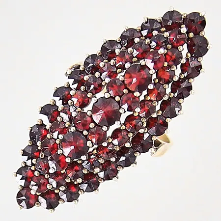 Ring med granater, stl 17½, bredd 1,5-40,5mm, förgyllt silver 830/1000 Vikt: 8,4 g