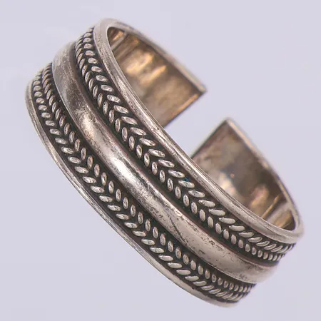 Ring, mönstrad, öppen modell, något skev, stl 20¼, 925/1000 silver Vikt: 7,4 g