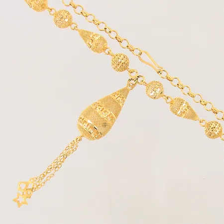 Collier med genombuten dekor, längd 67cm, bredd 1,8-14,3mm, ostämplad 21K Vikt: 22,8 g