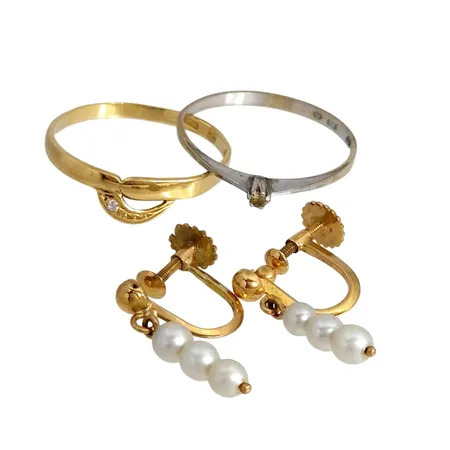 Diverse smycken, 18K guld, defekter och slitage Vikt: 4,2 g