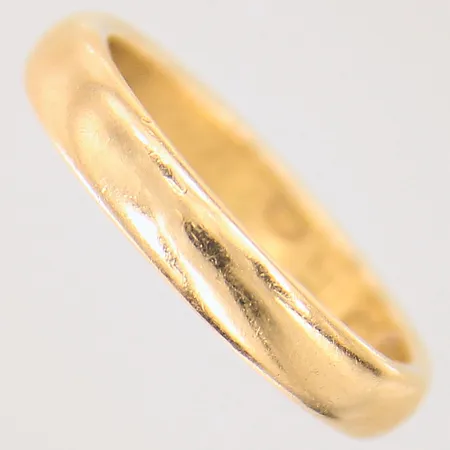 Ring slät, stl: 19¾, bredd: 4,2mm, gravyr, 18K Vikt: 7,2 g