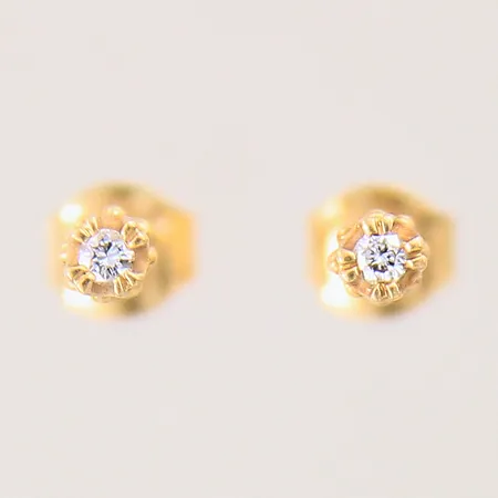 Ett par örhängen med diamanter 2x ca 0,02ct, 15X2,2mm, GFAB, 18K  Vikt: 0,9 g