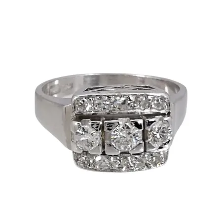 Diamantring, 18K vitguld, Diamanter 13 st - totalt 0,42ct (graverat på skenans insida), Trege Guldsmedsaktiebolaget (GGG), svensk kontrollstämpel, Ø16½ mm, bredd 2,3 - 8,5 mm, en av stenarna på mittraden har ett mikronagg, för övrigt i fint skick Vikt: 5,9 g