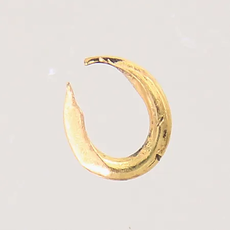 Del av guldsmycke, defekt, 18K Vikt: 0,3 g