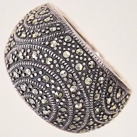 Ring med markasiter, stl 19, bredd 6-15,5mm, en markasit saknas, silver 925/1000 Vikt: 10,9 g