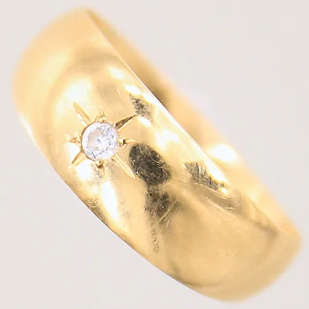 Ring med vit sten, stl 16¼, bredd: 5,4-2,9mm, repig, 18K  Vikt: 1,4 g