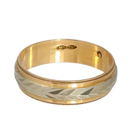 Ring, 18K guld, tvåfärgad modell, Ø19¾ mm, bredd 5,7 mm Vikt: 4,1 g